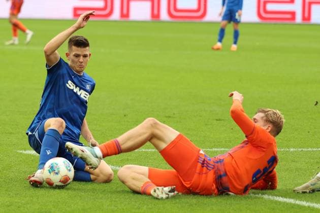 01.11.2025, xrekx, Fussball 2.Bundesliga, Karlsruher SC - FC Schalke 04 v.l. Marvin Wanitzek (Karlsruher SC) Peter Remmert (FC Schalke 04) Zweikampf, Aktion, action, battle for the ball (DFL DFB REGULATIONS PROHIBIT ANY USE OF PHOTOGRAPHS as IMAGE SEQUENCES and or QUASI-VIDEO) Karlsruhe