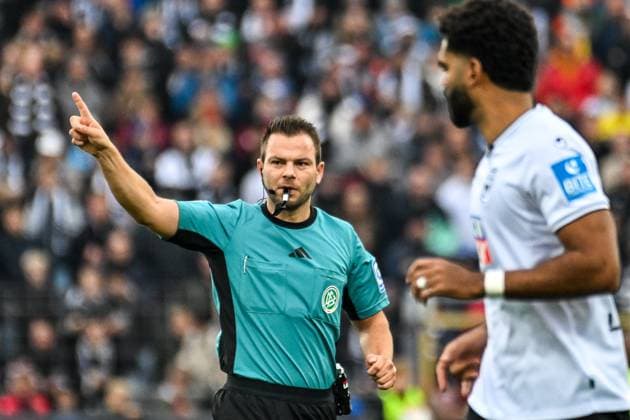 GER, 3. Liga, SSV Ulm 1846 vs VfB Stuttgart II 01.11.2025, Donaustadion, Ulm, GER, 3. Liga, SSV Ulm 1846 vs VfB Stuttgart II, im Bild Schiedsrichter Wolfgang Haslberger