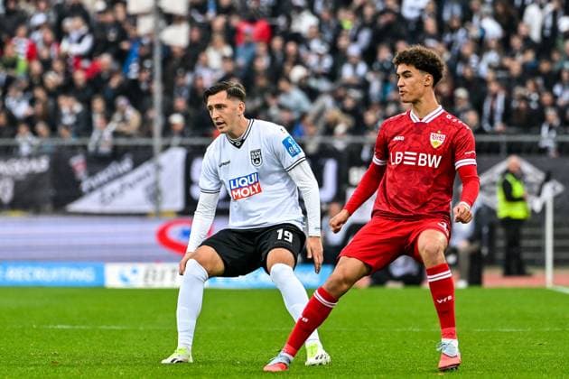 GER, 3. Liga, SSV Ulm 1846 vs VfB Stuttgart II 01.11.2025, Donaustadion, Ulm, GER, 3. Liga, SSV Ulm 1846 vs VfB Stuttgart II, im Bild Jonathan Meier (SSV Ulm, 19), Noah Darvich (Stuttgart, 31)