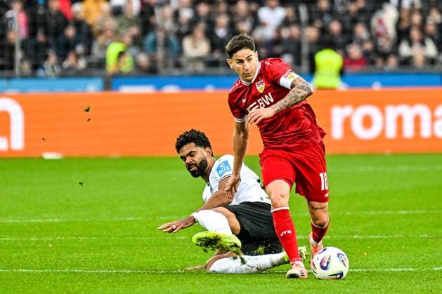 GER, 3. Liga, SSV Ulm 1846 vs VfB Stuttgart II 01.11.2025, Donaustadion, Ulm, GER, 3. Liga, SSV Ulm 1846 vs VfB Stuttgart II, im Bild Nicolas Sessa (Stuttgart, 10) setzt sich gegen Andre Becker (SSV Ulm, 49) durch