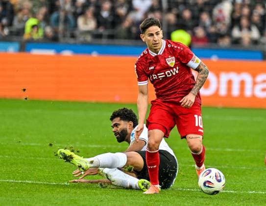 GER, 3. Liga, SSV Ulm 1846 vs VfB Stuttgart II 01.11.2025, Donaustadion, Ulm, GER, 3. Liga, SSV Ulm 1846 vs VfB Stuttgart II, im Bild Nicolas Sessa (Stuttgart, 10) setzt sich gegen Andre Becker (SSV Ulm, 49) durch