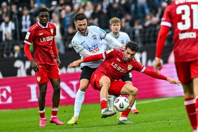 GER, 3. Liga, SSV Ulm 1846 vs VfB Stuttgart II 01.11.2025, Donaustadion, Ulm, GER, 3. Liga, SSV Ulm 1846 vs VfB Stuttgart II, im Bild Leon Dajaku (SSV Ulm, 43), Leonidas Stergiou (Stuttgart, 42), Kampf um den Ball