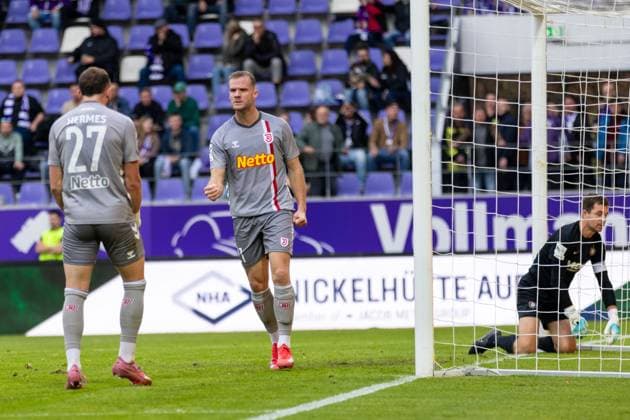 01.11.2025, Fussball, GER, Saison, 3.Liga, Saision 2025 2026, 13. Spieltag, FC Erzgebirge Aue - SSV Jahn Regensburg Jubel nach dem 1:1 Ausgleich durch Eric Hottmann (SSV Jahn Regensburg) DFL REGULATIONS PROHIBIT ANY USE OF PHOTOGRAPHS AS IMAGE SEQUENCES AND OR QUASI-VIDEO.