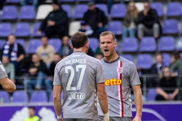 01.11.2025, Fussball, GER, Saison, 3.Liga, Saision 2025 2026, 13. Spieltag, FC Erzgebirge Aue - SSV Jahn Regensburg Jubel nach dem 1:1 Ausgleich durch Eric Hottmann (SSV Jahn Regensburg) DFL REGULATIONS PROHIBIT ANY USE OF PHOTOGRAPHS AS IMAGE SEQUENCES AND OR QUASI-VIDEO.