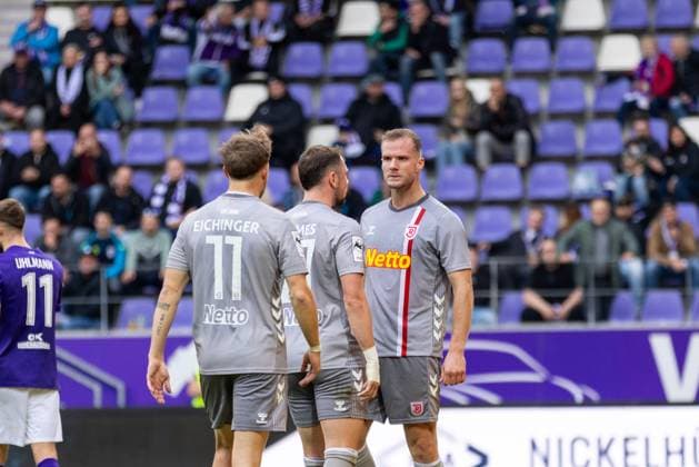 01.11.2025, Fussball, GER, Saison, 3.Liga, Saision 2025 2026, 13. Spieltag, FC Erzgebirge Aue - SSV Jahn Regensburg Jubel nach dem 1:1 Ausgleich durch Eric Hottmann (SSV Jahn Regensburg) DFL REGULATIONS PROHIBIT ANY USE OF PHOTOGRAPHS AS IMAGE SEQUENCES AND OR QUASI-VIDEO.