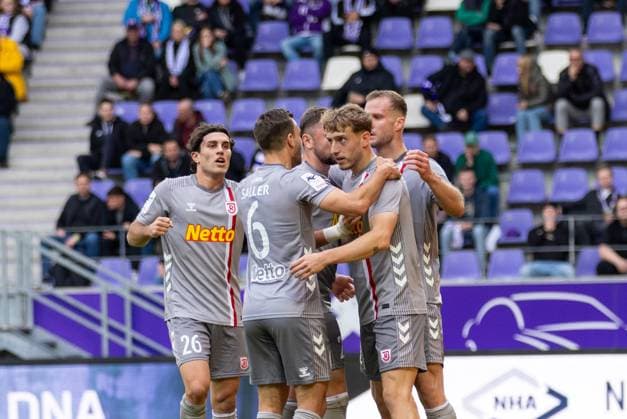01.11.2025, Fussball, GER, Saison, 3.Liga, Saision 2025 2026, 13. Spieltag, FC Erzgebirge Aue - SSV Jahn Regensburg Jubel nach dem 1:1 Ausgleich durch Eric Hottmann (SSV Jahn Regensburg) DFL REGULATIONS PROHIBIT ANY USE OF PHOTOGRAPHS AS IMAGE SEQUENCES AND OR QUASI-VIDEO.