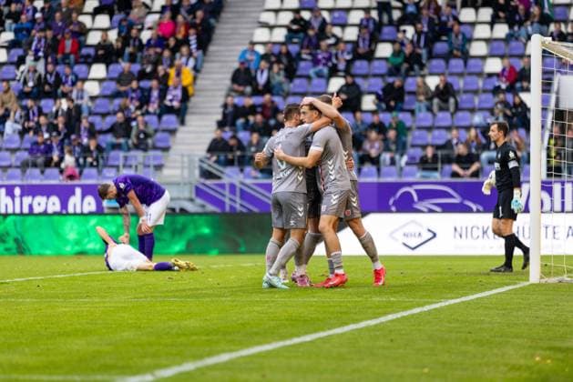 01.11.2025, Fussball, GER, Saison, 3.Liga, Saision 2025 2026, 13. Spieltag, FC Erzgebirge Aue - SSV Jahn Regensburg Jubel nach dem 1:1 Ausgleich durch Eric Hottmann (SSV Jahn Regensburg) DFL REGULATIONS PROHIBIT ANY USE OF PHOTOGRAPHS AS IMAGE SEQUENCES AND OR QUASI-VIDEO.