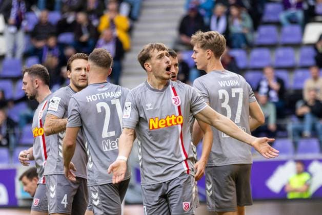 01.11.2025, Fussball, GER, Saison, 3.Liga, Saision 2025 2026, 13. Spieltag, FC Erzgebirge Aue - SSV Jahn Regensburg Jubel nach dem 1:1 Ausgleich durch Eric Hottmann (SSV Jahn Regensburg) DFL REGULATIONS PROHIBIT ANY USE OF PHOTOGRAPHS AS IMAGE SEQUENCES AND OR QUASI-VIDEO.