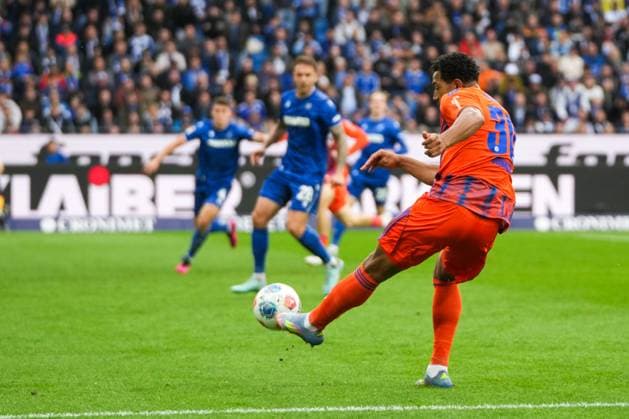 2. Bundesliga, Karlsruher SC vs FC Schalke 05, 01.11.2025 Anton Donkor (FC Schalke 04, 30) 2. Bundesliga, Karlsruher SC vs FC Schalke 05, BBBank Wildpark Karlsruhe, 01.11.2025 DFB DFL REGULATIONS PROHIBIT ANY USE OF PHOTOGRAPHS AS IMAGE SEQUENCES AND OR QUASI-VIDEO.