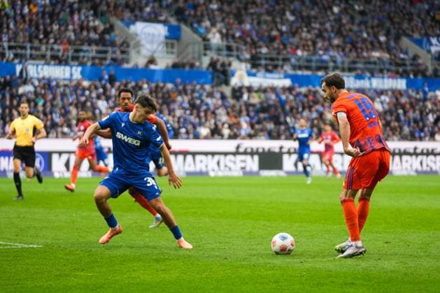 2. Bundesliga, Karlsruher SC vs FC Schalke 05, 01.11.2025 Kenan Karaman (FC Schalke 04, 19) with the ball 2. Bundesliga, Karlsruher SC vs FC Schalke 05, BBBank Wildpark Karlsruhe, 01.11.2025 DFB DFL REGULATIONS PROHIBIT ANY USE OF PHOTOGRAPHS AS IMAGE SEQUENCES AND OR QUASI-VIDEO.