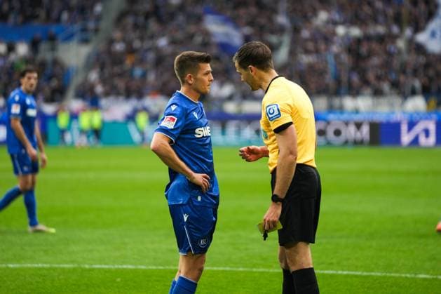 2. Bundesliga, Karlsruher SC vs FC Schalke 05, 01.11.2025 Marvin Wanitzek (Karlsruher SC, 10) talking to the referee Max Burda (Referee) 2. Bundesliga, Karlsruher SC vs FC Schalke 05, BBBank Wildpark Karlsruhe, 01.11.2025 DFB DFL REGULATIONS PROHIBIT ANY USE OF PHOTOGRAPHS AS IMAGE SEQUENCES AND OR QUASI-VIDEO.