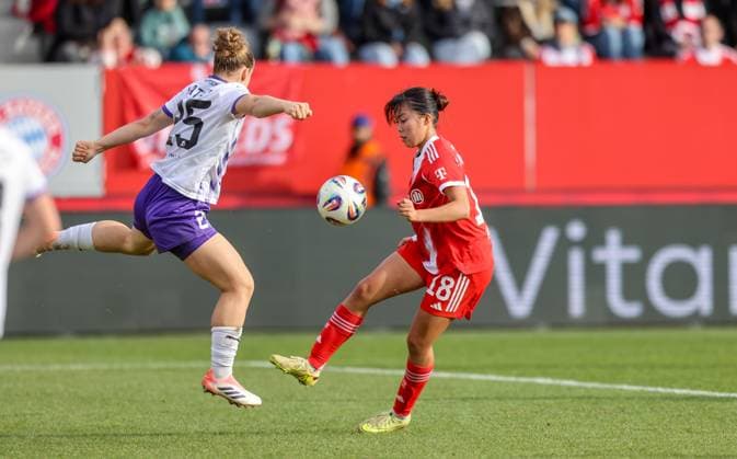 DEU, München, FC Bayern München vs SGS Essen, Google Pixel Frauen Bundesliga, DFB, Saison 2526, FC Bayern Campus, 8. Spieltag im Bild v.l.n.r: Paulina Platner (SGS Essen 25), Momoko Tanikawa (Bayern München 18) DFB DFL REGULATIONS PROHIBIT ANY USE OF PHOTOGRAPHS AS IMAGE SEQUENCES AND OR QUASI-VIDEO, 01.11.2025 Copyright: HMBxMedia HendrikxHamelau