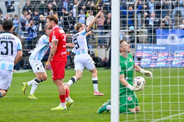 Spieler des TSV 1860 Muenchen mit Torjubel, Jubel, Torjubel, Torerfolg, celebrate the goal, goal, celebration, Jubel ueber das Tor zum 2:0 durch Thore Jacobsen (TSV 1860, 5), optimistisch, Action, Aktion Henry Rorig (Cottbus, 3) und Marius Funk (Cottbus, 33) enttaeuscht schauend, Enttaeuschung, Frustration, disappointed, pessimistisch, 01.11.2025, München (Deutschland), Fussball, 3. Liga, TSV 1860 München - FC Energie Cottbus, DFB DFL REGULATIONS PROHIBIT ANY USE OF PHOTOGRAPHS AS IMAGE SEQUENCES AND OR QUASI-VIDEO.