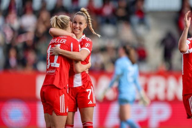 DEU, München, FC Bayern München vs SGS Essen, Google Pixel Frauen Bundesliga, DFB, Saison 2526, FC Bayern Campus, 8. Spieltag im Bild: Tor und Jubel, Lea Schüller (Bayern München 11) erzielt das 3:1 gegen Essen, Freude, Giulia Gwinn (Bayern München 7) DFB DFL REGULATIONS PROHIBIT ANY USE OF PHOTOGRAPHS AS IMAGE SEQUENCES AND OR QUASI-VIDEO, 01.11.2025 Copyright: HMBxMedia HendrikxHamelau