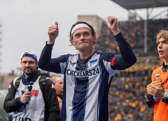 Fussball, Herren, Saison 2025 2026, 2. Bundesliga (11. Spieltag), Hertha BSC - Dynamo Dresden, Fabian Reese (Hertha BSC), Jubel nach Abpfiff, 01.11. 2025,