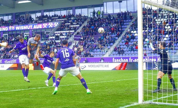 Eric Hottmann (Regensburg, 2.v.l.) überwindet Torhüter Martin Männel (Aue) zum 1:1. Fußball 3.Liga 2025 26 FC Erzgebirge Aue - SSV Jahn Regensburg am 1.11.2025 Erzgebirge Aue - Jahn Regensburg
