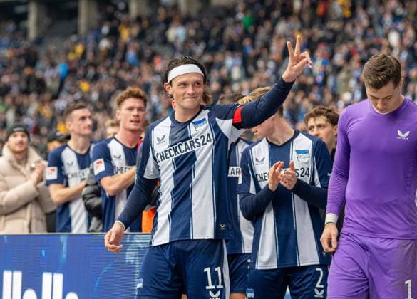 Fussball, Herren, Saison 2025 2026, 2. Bundesliga (11. Spieltag), Hertha BSC - Dynamo Dresden, Fabian Reese (Hertha BSC), Jubel nach Abpfiff, 01.11. 2025,