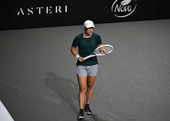 WTA, Tennis Damen Finals 2025 - Day One RIYADH, SAUDI ARABIA NOVEMBER 1, 2025: Iga Swiatek of Poland warms up under the watch of coach Wim Fissette and sports psychologist Daria Abramowicz before her group-stage match against Madison Keys of the United States on Day 1 of the 2025 WTA Finals at King Saud University Indoor Arena in Riyadh, Saudi Arabia. RIyadh Saudi Arabia  Copyright: xArturxWidakx originalFilename:widak-wtafinal251101_np6Ui.jpg