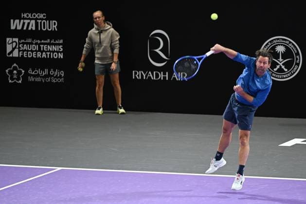 WTA, Tennis Damen Finals 2025 - Day One RIYADH, SAUDI ARABIA NOVEMBER 1, 2025: Coach Wim Fissette is seen during a warm-up session with Iga Swiatek of Poland (not pictured) ahead of her group-stage match against Madison Keys of the United States on Day 1 of the 2025 WTA Finals at King Saud University Indoor Arena in Riyadh, Saudi Arabia. RIyadh Saudi Arabia  Copyright: xArturxWidakx originalFilename:widak-wtafinal251101_nptvR.jpg