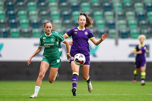 Switzerland: AXA Women s Super League 2025 26, FC St. Gallen 1879 - FC Zürich, kybunpark, St. Gallen: Monika Ibishaj (12 St. Gallen) im Zweikampf gegen Luana Bürge (Luana Burge) (6 FC Zurich) Copyright: xDanielaxPorcellix
