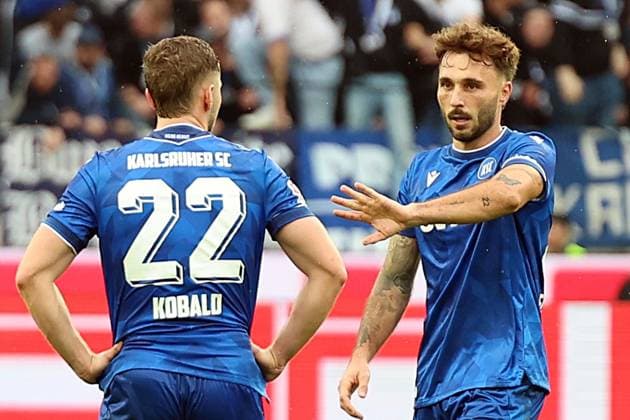 01.11.2025, xrekx, Fussball 2.Bundesliga, Karlsruher SC - FC Schalke 04 v.l. Torjubel nach dem Tor zum celebrating the goal celebrate 2:1 durch Fabian Schleusener (Karlsruher SC) mit Christoph Kobald (Karlsruher SC) (DFL DFB REGULATIONS PROHIBIT ANY USE OF PHOTOGRAPHS as IMAGE SEQUENCES and or QUASI-VIDEO) Karlsruhe