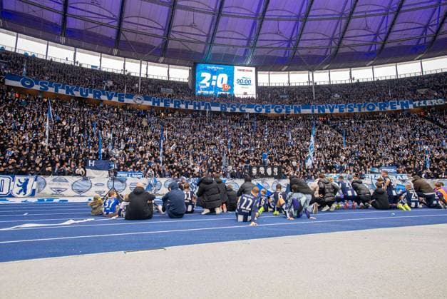 Fussball, Herren, Saison 2025 2026, 2. Bundesliga (11. Spieltag), Hertha BSC - Dynamo Dresden, Hertha jubelt nach Abpfiff mit den Fans, 01.11. 2025,