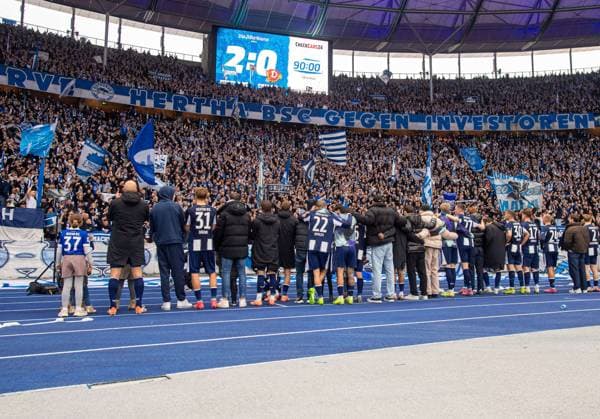 Fussball, Herren, Saison 2025 2026, 2. Bundesliga (11. Spieltag), Hertha BSC - Dynamo Dresden, Hertha jubelt nach Abpfiff mit den Fans, 01.11. 2025,