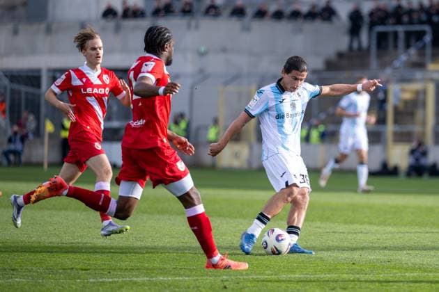 Anderson Lucoqui 24 (FC Energie Cottbus), Tunay Deniz 36 (TSV 1860 Muenchen), TSV 1860 Muenchen vs. Energie Cottbus, 3. Liga, 13. Spieltag, 01.11.2025 DFB regulations prohibit any use of photographs as image sequences and or quasi-video Muenchen Bayern Deutschland