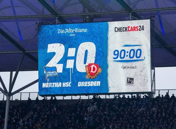Fussball, Herren, Saison 2025 2026, 2. Bundesliga (11. Spieltag), Hertha BSC - Dynamo Dresden, Anzeigetafel mit 2:0-Endstand, 01.11. 2025,