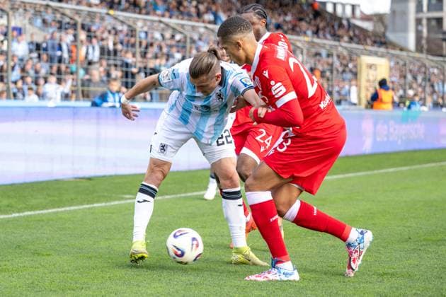 Sigurd Haugen 22 (TSV 1860 Muenchen) im Zweikampf mit Nyamekye Awortwie-Grant 23 (FC Energie Cottbus), TSV 1860 Muenchen vs. Energie Cottbus, 3. Liga, 13. Spieltag, 01.11.2025 DFB regulations prohibit any use of photographs as image sequences and or quasi-video Muenchen Bayern Deutschland