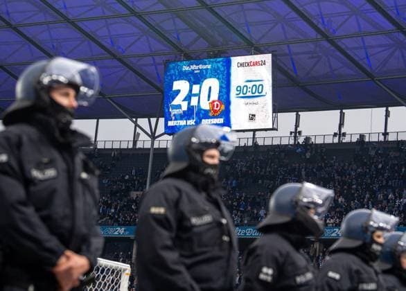 Fussball, Herren, Saison 2025 2026, 2. Bundesliga (11. Spieltag), Hertha BSC - Dynamo Dresden, Anzeigetafel mit 2:0-Endstand hinter Polizisten, 01.11. 2025,