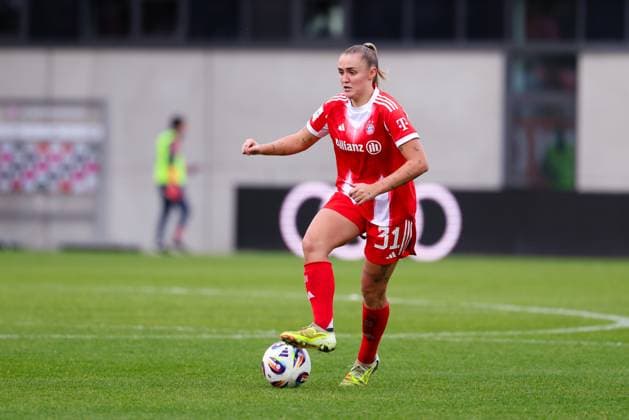 Georgia Stanway (31, FC Bayern München) beim Spiel zwischen FC Bayern München v SGS Essen, Fußball, Frauen, Google Pixel Frauen-Bundesliga, 2025 2026, 8.Spieltag am 01.11.2025 in München, FC Bayern Campus. DFL and DFB regulations prohibit any use of photographs as image sequences and or quasi-video. Bayern Deutschland