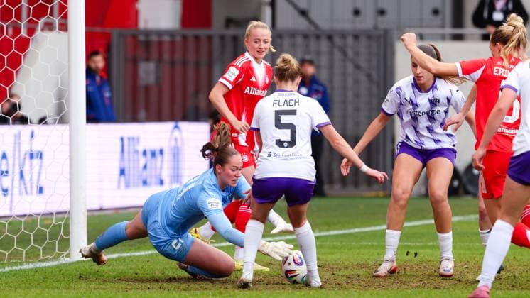 Luisa Palmen (21, SGS Essen), hält den Ball sicher beim Spiel zwischen FC Bayern München v SGS Essen, Fußball, Frauen, Google Pixel Frauen-Bundesliga, 2025 2026, 8.Spieltag am 01.11.2025 in München, FC Bayern Campus. DFL and DFB regulations prohibit any use of photographs as image sequences and or quasi-video. Bayern Deutschland