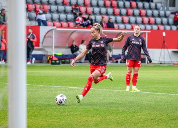 Deutschland: 1. Frauen Bundesliga 2025 26, 8. Spieltag - FC Bayern München Frauen vs SGS Essen Frauen, FC Bayern Campus Stadion (München): Giulia Gwinn, (FC Bayern München Frauen, 7) München FC Bayern Campus Stadion Bayern Deutschland Copyright: xBenedictxChristx