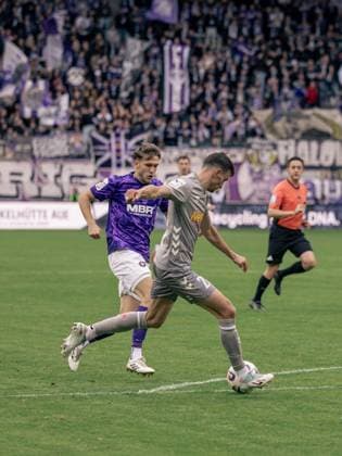 Deutschland: Fußball 3.Liga 2025 26, 13. Spieltag - FC Erzgebirge Aue vs SSV Jahn Regensburg - Eins Erzgebirgsstadion (Aue): Sebastian Stolze (SSV Jahn Regensburg, 22) Copyright: xChristopherxRupprechtx