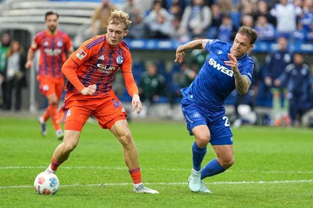 Fussball: 2. Bundesliga, 11. Spieltag, Karlsruher SC - FC Schalke 04 am 01.11.2025 in Karlsruhe (BBBank Wildpark), Deutschland, Saison 2025 2026 DFL REGULATIONS PROHIBIT ANY USE OF PHOTOGRAPHS AS IMAGE SEQUENCES AND OR QUASI VIDEO: Strafraumszene zwischen Peter Remmert (39, S04) und Marcel Franke (28, KSC). Karlsruhe BBBank Wildpark Deutschland