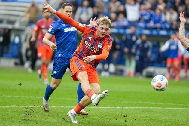 Fussball: 2. Bundesliga, 11. Spieltag, Karlsruher SC - FC Schalke 04 am 01.11.2025 in Karlsruhe (BBBank Wildpark), Deutschland, Saison 2025 2026 DFL REGULATIONS PROHIBIT ANY USE OF PHOTOGRAPHS AS IMAGE SEQUENCES AND OR QUASI VIDEO: Peter Remmert (39, S04) schießt aufs Tor. Karlsruhe BBBank Wildpark Deutschland
