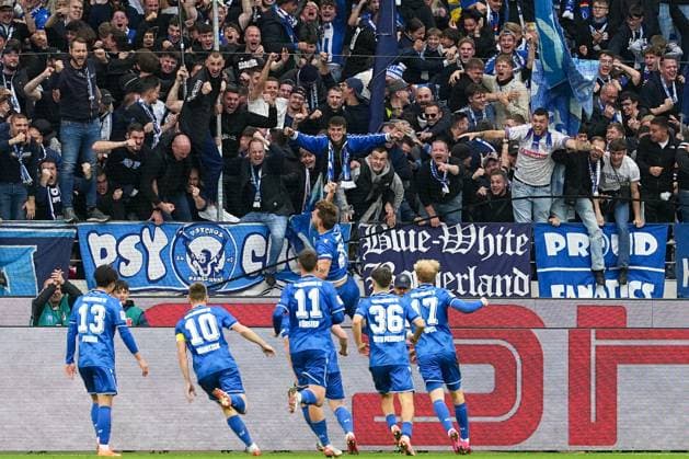Fussball: 2. Bundesliga, 11. Spieltag, Karlsruher SC - FC Schalke 04 am 01.11.2025 in Karlsruhe (BBBank Wildpark), Deutschland, Saison 2025 2026 DFL REGULATIONS PROHIBIT ANY USE OF PHOTOGRAPHS AS IMAGE SEQUENCES AND OR QUASI VIDEO: Kollektiver Jubel nach dem Tor von Fabian Schleusener (24, KSC) zum 2:1. Karlsruhe BBBank Wildpark Deutschland