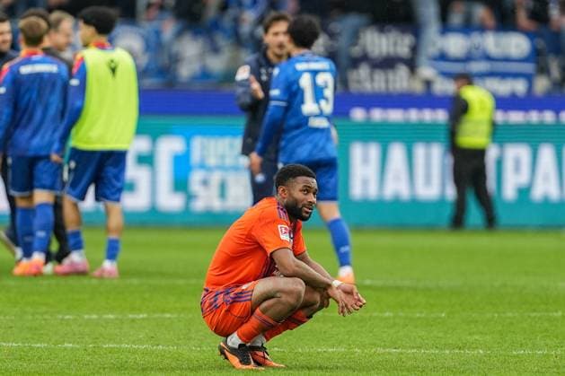 Fussball: 2. Bundesliga, 11. Spieltag, Karlsruher SC - FC Schalke 04 am 01.11.2025 in Karlsruhe (BBBank Wildpark), Deutschland, Saison 2025 2026 DFL REGULATIONS PROHIBIT ANY USE OF PHOTOGRAPHS AS IMAGE SEQUENCES AND OR QUASI VIDEO: Die Enttäuschung bei Moussa Sylla (9, S04) ist groß. Karlsruhe BBBank Wildpark Deutschland