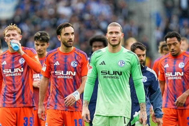 Fussball: 2. Bundesliga, 11. Spieltag, Karlsruher SC - FC Schalke 04 am 01.11.2025 in Karlsruhe (BBBank Wildpark), Deutschland, Saison 2025 2026 DFL REGULATIONS PROHIBIT ANY USE OF PHOTOGRAPHS AS IMAGE SEQUENCES AND OR QUASI VIDEO: Enttäuschte Gesichter auf Schalker Seite v.l.n.r. Peter Remmert (39, S04), Kenan Karaman (19, S04), Loris Karius (1, S04), Amin Younes (8, S04) und Anton Donkor (30, S04). Karlsruhe BBBank Wildpark Deutschland