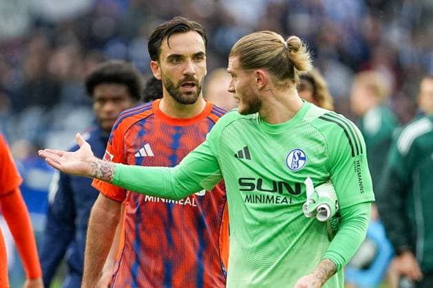Fussball: 2. Bundesliga, 11. Spieltag, Karlsruher SC - FC Schalke 04 am 01.11.2025 in Karlsruhe (BBBank Wildpark), Deutschland, Saison 2025 2026 DFL REGULATIONS PROHIBIT ANY USE OF PHOTOGRAPHS AS IMAGE SEQUENCES AND OR QUASI VIDEO: Loris Karius (1, S04) und Kenan Karaman (19, S04) nach dem Spiel. Karlsruhe BBBank Wildpark Deutschland