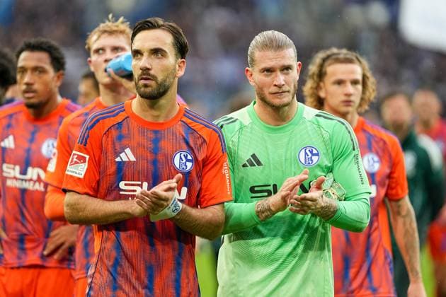Fussball: 2. Bundesliga, 11. Spieltag, Karlsruher SC - FC Schalke 04 am 01.11.2025 in Karlsruhe (BBBank Wildpark), Deutschland, Saison 2025 2026 DFL REGULATIONS PROHIBIT ANY USE OF PHOTOGRAPHS AS IMAGE SEQUENCES AND OR QUASI VIDEO: Kenan Karaman (19, S04) und Loris Karius (1, S04) gehen nach der Niederlage zu den Fans. Karlsruhe BBBank Wildpark Deutschland