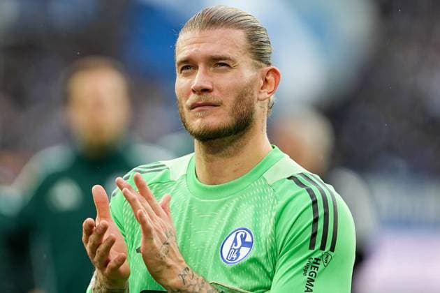 Fussball: 2. Bundesliga, 11. Spieltag, Karlsruher SC - FC Schalke 04 am 01.11.2025 in Karlsruhe (BBBank Wildpark), Deutschland, Saison 2025 2026 DFL REGULATIONS PROHIBIT ANY USE OF PHOTOGRAPHS AS IMAGE SEQUENCES AND OR QUASI VIDEO: Loris Karius (1, S04) im Fokus. Karlsruhe BBBank Wildpark Deutschland
