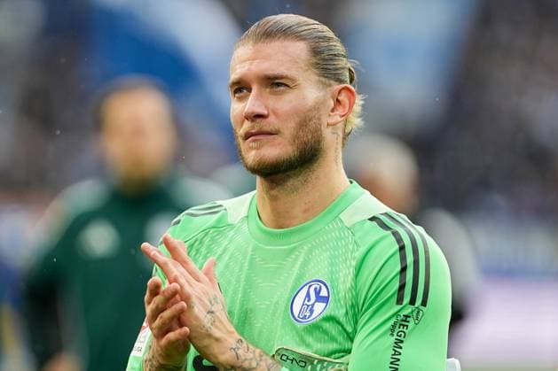 Fussball: 2. Bundesliga, 11. Spieltag, Karlsruher SC - FC Schalke 04 am 01.11.2025 in Karlsruhe (BBBank Wildpark), Deutschland, Saison 2025 2026 DFL REGULATIONS PROHIBIT ANY USE OF PHOTOGRAPHS AS IMAGE SEQUENCES AND OR QUASI VIDEO: Loris Karius (1, S04) im Fokus. Karlsruhe BBBank Wildpark Deutschland