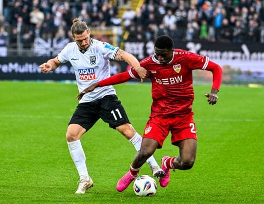 GER, 3. Liga, SSV Ulm 1846 vs VfB Stuttgart II 01.11.2025, Donaustadion, Ulm, GER, 3. Liga, SSV Ulm 1846 vs VfB Stuttgart II, im Bild Dennis Chessa (SSV Ulm, 11), Mansour Ouro-Tagha (Stuttgart, 27)