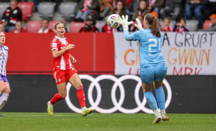 DEU, München, FC Bayern München vs SGS Essen, Google Pixel Frauen Bundesliga, DFB, Saison 2526, FC Bayern Campus, 8. Spieltag im Bild v.l.n.r: Klara Bühl (Bayern München 17), Luisa Palmen (SGS Essen 21) DFB DFL REGULATIONS PROHIBIT ANY USE OF PHOTOGRAPHS AS IMAGE SEQUENCES AND OR QUASI-VIDEO, 01.11.2025 Copyright: HMBxMedia HendrikxHamelau