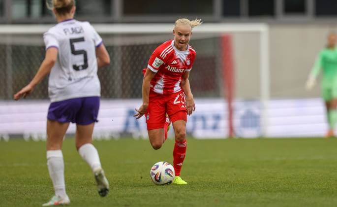 DEU, München, FC Bayern München vs SGS Essen, Google Pixel Frauen Bundesliga, DFB, Saison 2526, FC Bayern Campus, 8. Spieltag im Bild v.l.n.r: Paula Flach (SGS Essen 5), Pernille Harder (Bayern München 21) DFB DFL REGULATIONS PROHIBIT ANY USE OF PHOTOGRAPHS AS IMAGE SEQUENCES AND OR QUASI-VIDEO, 01.11.2025 Copyright: HMBxMedia HendrikxHamelau