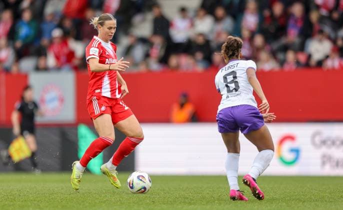 DEU, München, FC Bayern München vs SGS Essen, Google Pixel Frauen Bundesliga, DFB, Saison 2526, FC Bayern Campus, 8. Spieltag im Bild v.l.n.r: Klara Bühl (Bayern München 17), Vanessa Fürst (SGS Essen 8) DFB DFL REGULATIONS PROHIBIT ANY USE OF PHOTOGRAPHS AS IMAGE SEQUENCES AND OR QUASI-VIDEO, 01.11.2025 Copyright: HMBxMedia HendrikxHamelau