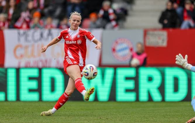 DEU, München, FC Bayern München vs SGS Essen, Google Pixel Frauen Bundesliga, DFB, Saison 2526, FC Bayern Campus, 8. Spieltag im Bild v.l.n.r: Lea Schüller (Bayern München 11) mit einer großen Torchance gegen Luisa Palmen (SGS Essen 21) DFB DFL REGULATIONS PROHIBIT ANY USE OF PHOTOGRAPHS AS IMAGE SEQUENCES AND OR QUASI-VIDEO, 01.11.2025 Copyright: HMBxMedia HendrikxHamelau