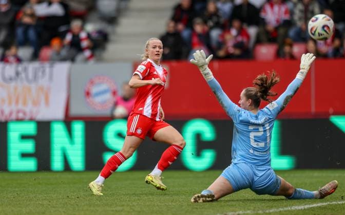 DEU, München, FC Bayern München vs SGS Essen, Google Pixel Frauen Bundesliga, DFB, Saison 2526, FC Bayern Campus, 8. Spieltag im Bild v.l.n.r: Lea Schüller (Bayern München 11) mit einer großen Torchance gegen Luisa Palmen (SGS Essen 21) DFB DFL REGULATIONS PROHIBIT ANY USE OF PHOTOGRAPHS AS IMAGE SEQUENCES AND OR QUASI-VIDEO, 01.11.2025 Copyright: HMBxMedia HendrikxHamelau